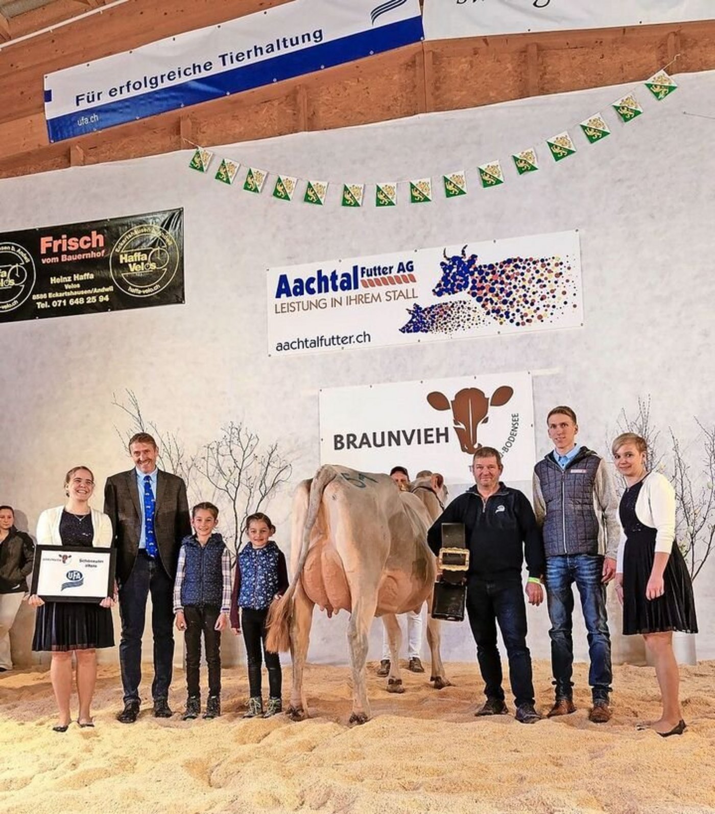 Das schönste Euter hatte Jill von Reto Müller aus Waldkirch (mit Glocke). Andreas Walser (zw.v.links), beurteilte die Kühe. Sein Sohn Maurus (zw.v. rechts) half ihm dabei. 