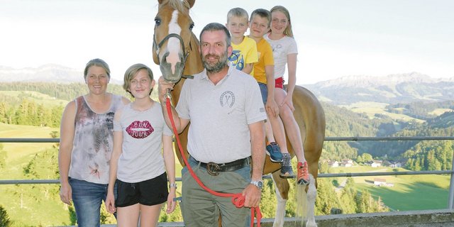 Bei Familie Furrer packen alle mit an: Die Eltern Sandra und Kobi Furrer mit den Kindern Tamara und – auf dem Rücken von Lanzelot – Lukas, Jakob Junior und Chantal.(Bild Annelies Bichsel)