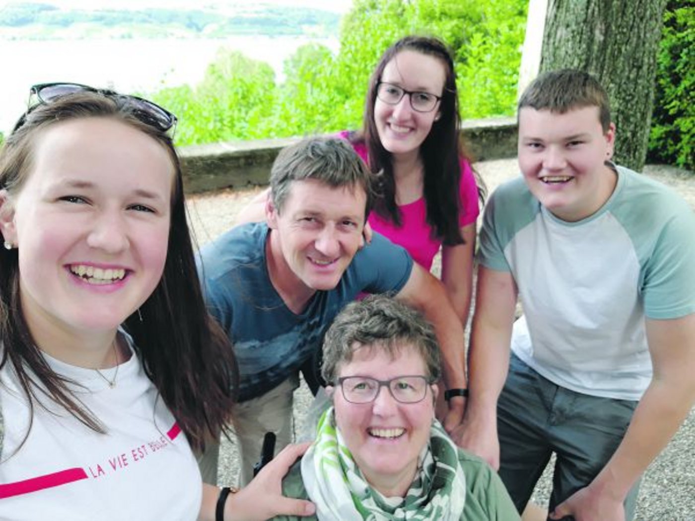 Auch die Kinder unterstützen die Bäuerin. (Bild Ruth Aerni)