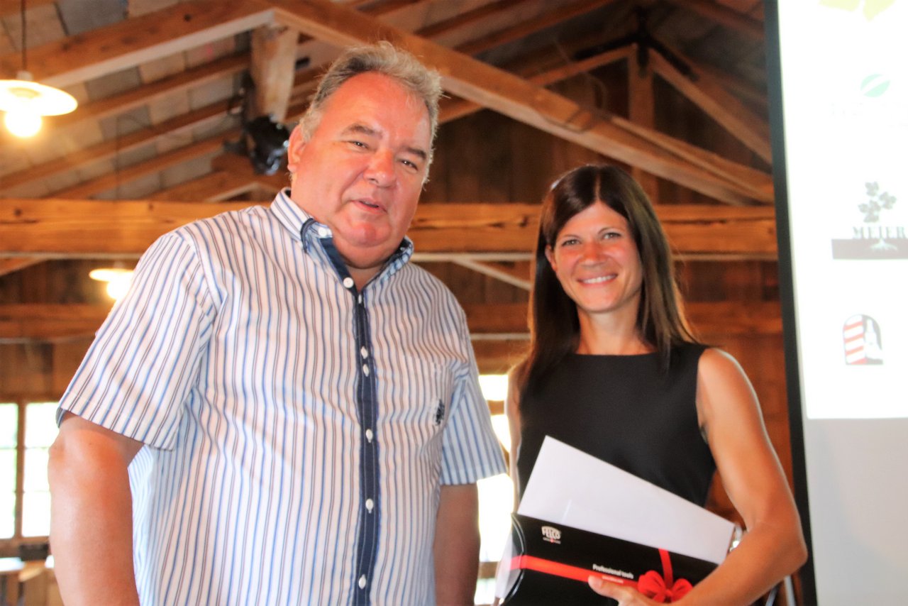 Kaspar Wetli, der Präsident des Präsident des Branchenverbandes Deutschschweizer Wein, gratuliert Nicole Theiler. Sie hat mit der sagenhaften Note 5,9 als beste Winzerin EFZ abgeschlossen.