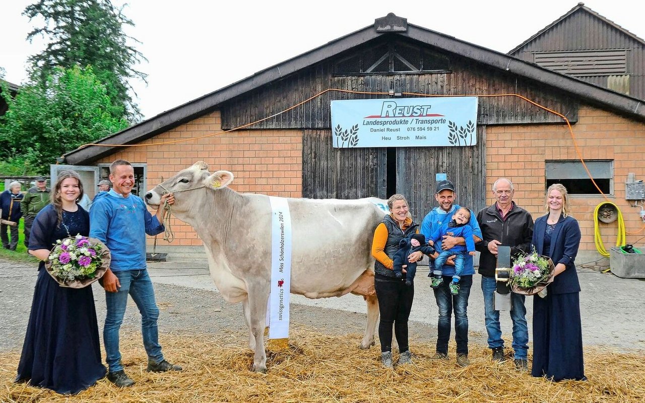 Miss Schönholzerswilen Grace mit ihren strahlenden Besitzern, der Familie Fabienne und Marco Müller; schön umrahmt von den Ehrendamen mit Blumensträussen.
