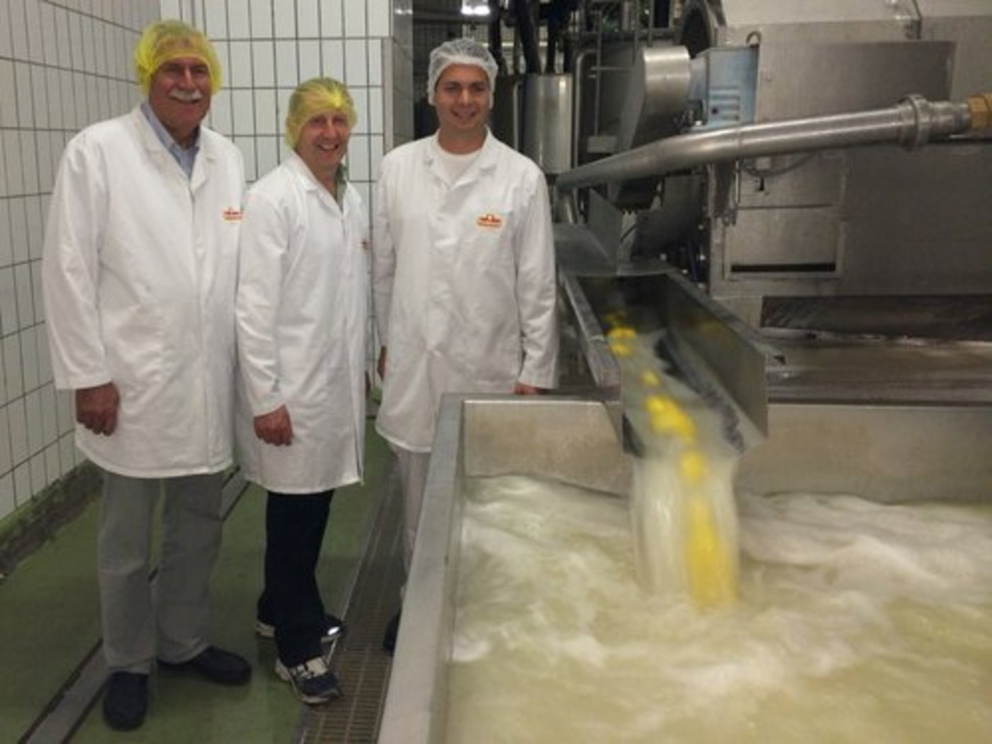 NR Hansjörg Walter, NR Markus Hausammann und Christof Stillhart von der BINA bei der Produktion von Pommes Frites. (Bild: zvg)