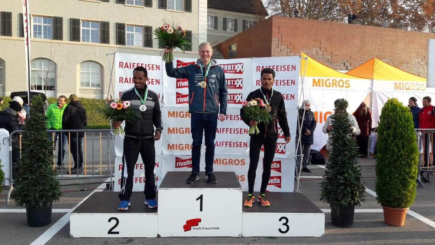 Strahlt zuoberst auf dem Podest: Patrik Wägeli nach seinem Sieg am Frauenfelder Halbmarathon. (Bilder zVg)