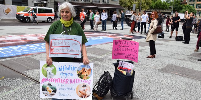 Sie will Unterschriften für die Massentierhaltungsinitiative sammeln. (Bild Peter Fankhauser)