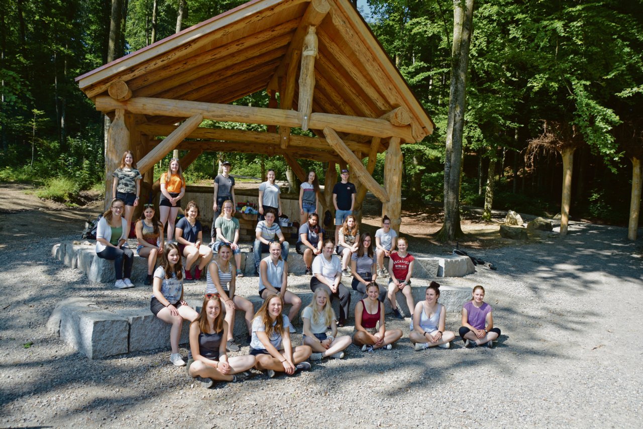 Ein etwas anderes Foto dieses Jahr: Die Agriprakti-Klasse war im Wald beim Bräteln und an einer Bauernhof-Olympiade.(Bild zVg)