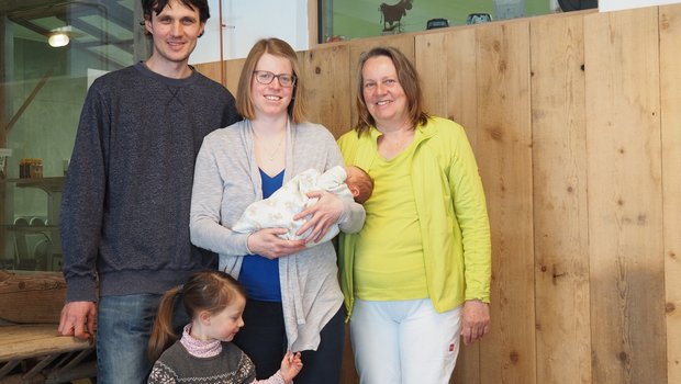 Sie halten einen vielseitigen Betrieb mit arbeitsintensiven Standbeinen am Laufen (v. l. n. r.):  Riet Schmidt und Franziska Amstad mit der zwei Monate alten Livia und mit Elin sowie Romy Schmidt. (Bilder Christian Weber)