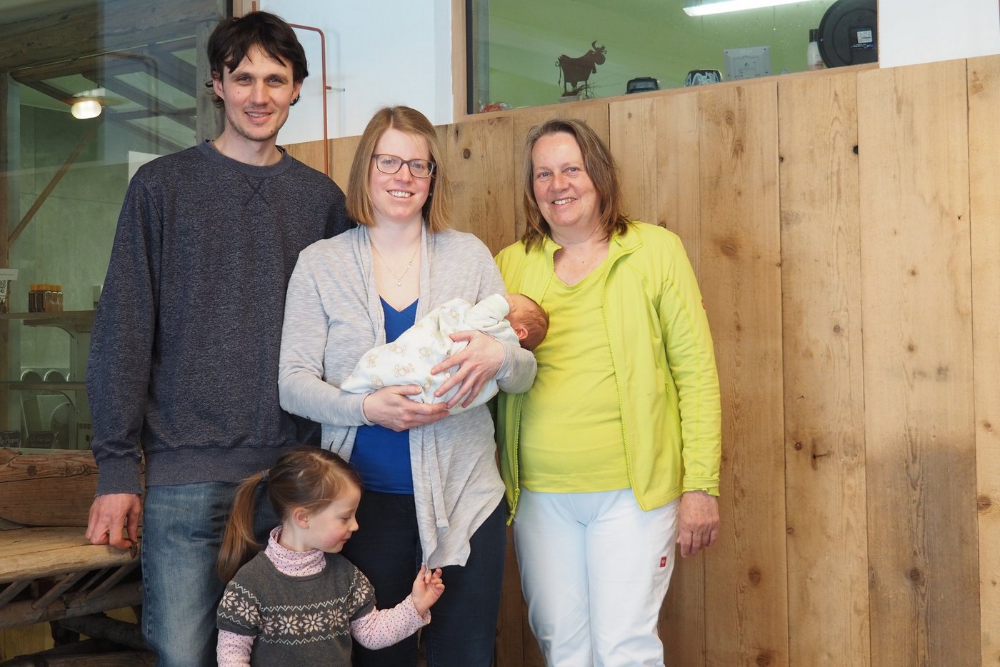 Sie halten einen vielseitigen Betrieb mit arbeitsintensiven Standbeinen am Laufen (v. l. n. r.):  Riet Schmidt und Franziska Amstad mit der zwei Monate alten Livia und mit Elin sowie Romy Schmidt. (Bilder Christian Weber)