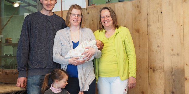 Sie halten einen vielseitigen Betrieb mit arbeitsintensiven Standbeinen am Laufen (v. l. n. r.):  Riet Schmidt und Franziska Amstad mit der zwei Monate alten Livia und mit Elin sowie Romy Schmidt. (Bilder Christian Weber)