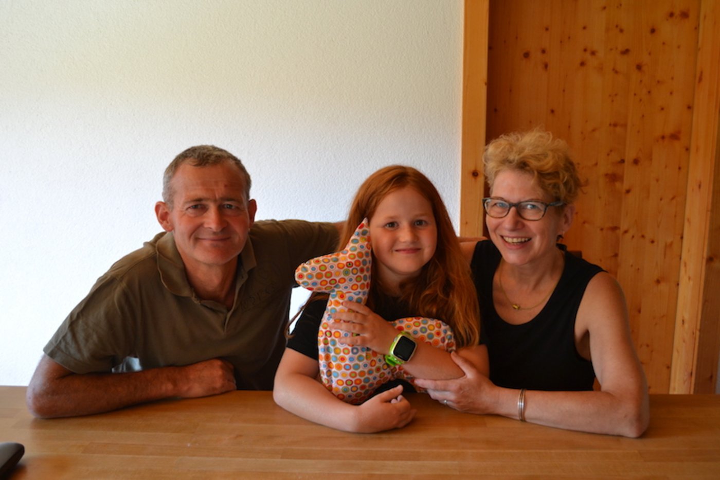 Familie Feierabend Rüdisüli am Küchentisch (v. l. n. r.): Köbi Rüdisüli, Tochter Nora und Dagmar Feierabend.