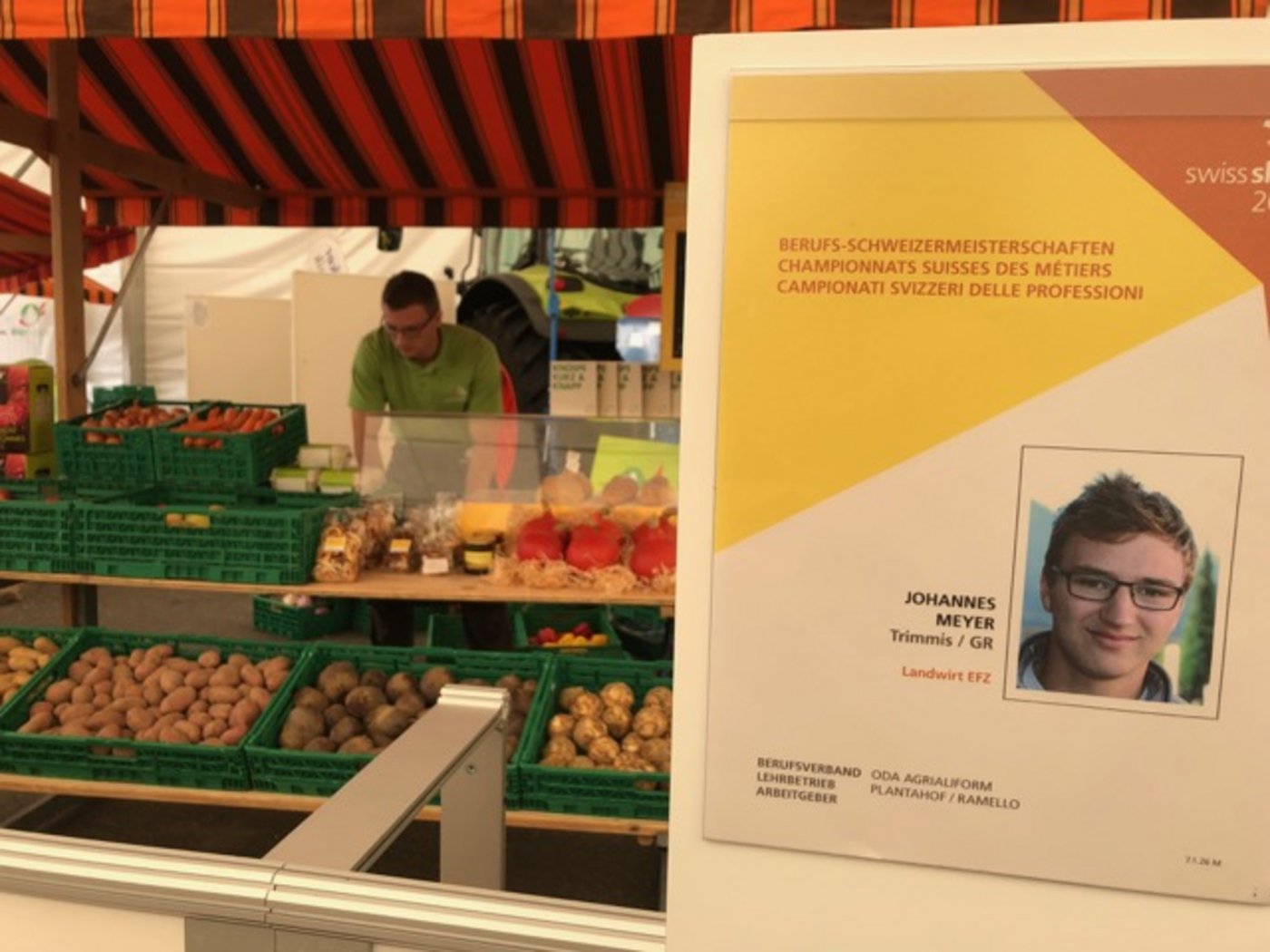 Finalist Johannes Meyer aus Trimmis GR ganz konzentriert: Er stellt seinen Marktstand auf. (Bilder jw)