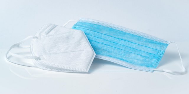 Maske tragen, bedeutet nicht gleich 100 prozentig geschützt sein. Häufig wird mit der Maske falsch umgegangen. Wir geben Ihnen 7 Tipps zum richtigen Umgang. (Bild Adobe Stock)