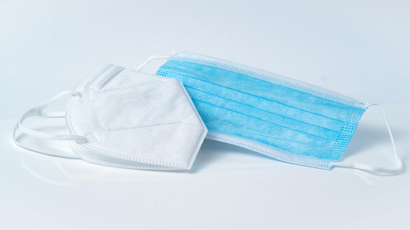 Maske tragen, bedeutet nicht gleich 100 prozentig geschützt sein. Häufig wird mit der Maske falsch umgegangen. Wir geben Ihnen 7 Tipps zum richtigen Umgang. (Bild Adobe Stock)