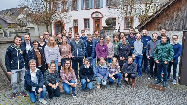 Die Absolventen von höheren Agrar-Bildungsgängen beim Treffen mit dem Vorstand des Bauernverbands Aargau in Kirchdorf, wo im Hirschen Regionalprodukte genossen wurden. 