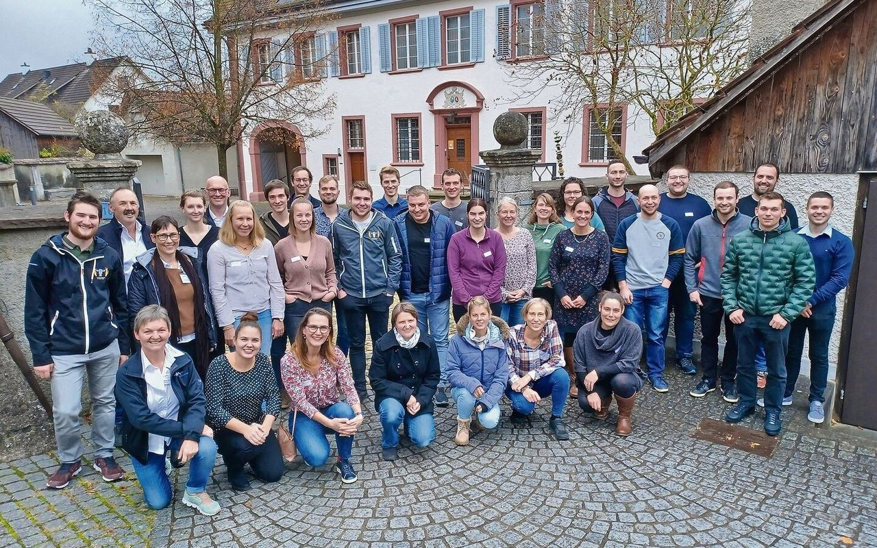 Die Absolventen von höheren Agrar-Bildungsgängen beim Treffen mit dem Vorstand des Bauernverbands Aargau in Kirchdorf, wo im Hirschen Regionalprodukte genossen wurden. 