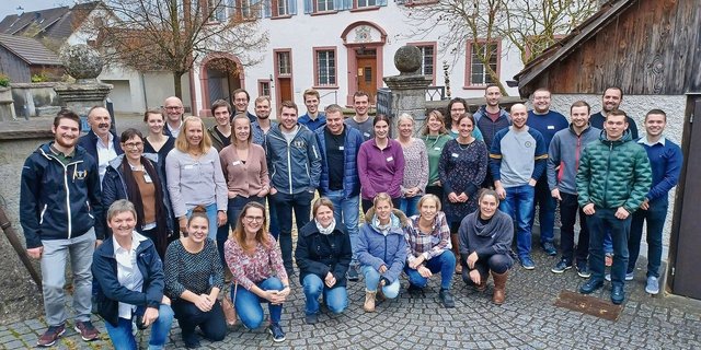 Die Absolventen von höheren Agrar-Bildungsgängen beim Treffen mit dem Vorstand des Bauernverbands Aargau in Kirchdorf, wo im Hirschen Regionalprodukte genossen wurden. 
