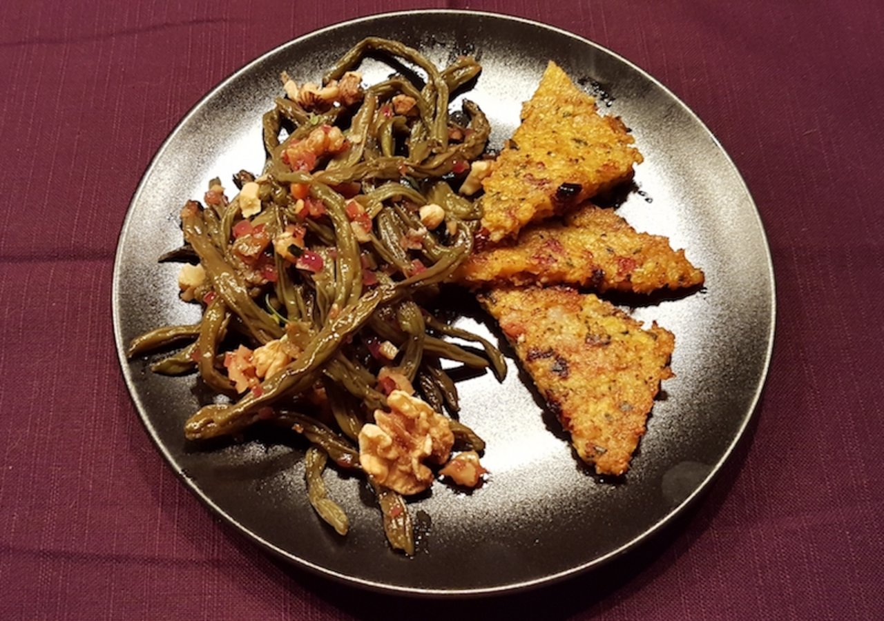 Dörrbohnensalat mit Polenta-Dörrtomaten-Küchlein. (Bild Marie-Isabelle Bill)