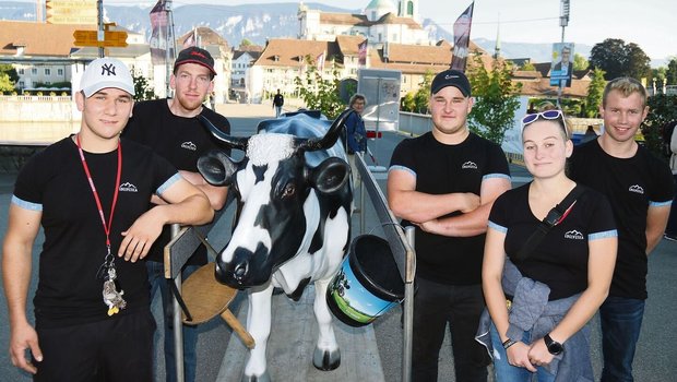 Vermarktung lernen die Wallierhof-Schüler(innen) (v. l. n. r.) Robin Allemann, Attiswil; Daniel Affolter, Hersiwil; Luan Gilgen, Tscheppach; Larissa Fiechter, Kappel und Manuel Bläsi, Selzach, direkt am Ort des Geschehens und nicht in der Schulstube. (