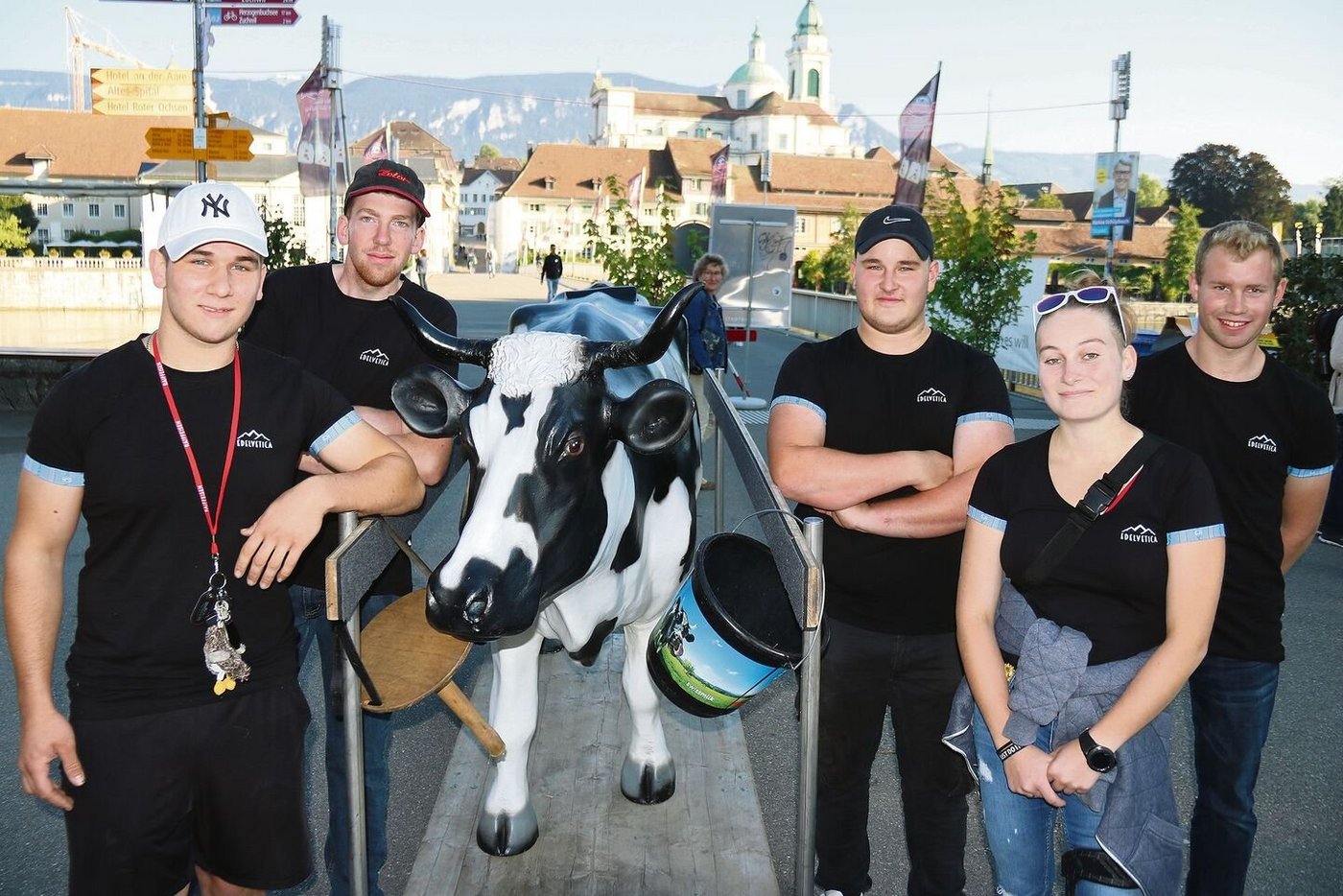 Vermarktung lernen die Wallierhof-Schüler(innen) (v. l. n. r.) Robin Allemann, Attiswil; Daniel Affolter, Hersiwil; Luan Gilgen, Tscheppach; Larissa Fiechter, Kappel und Manuel Bläsi, Selzach, direkt am Ort des Geschehens und nicht in der Schulstube. (