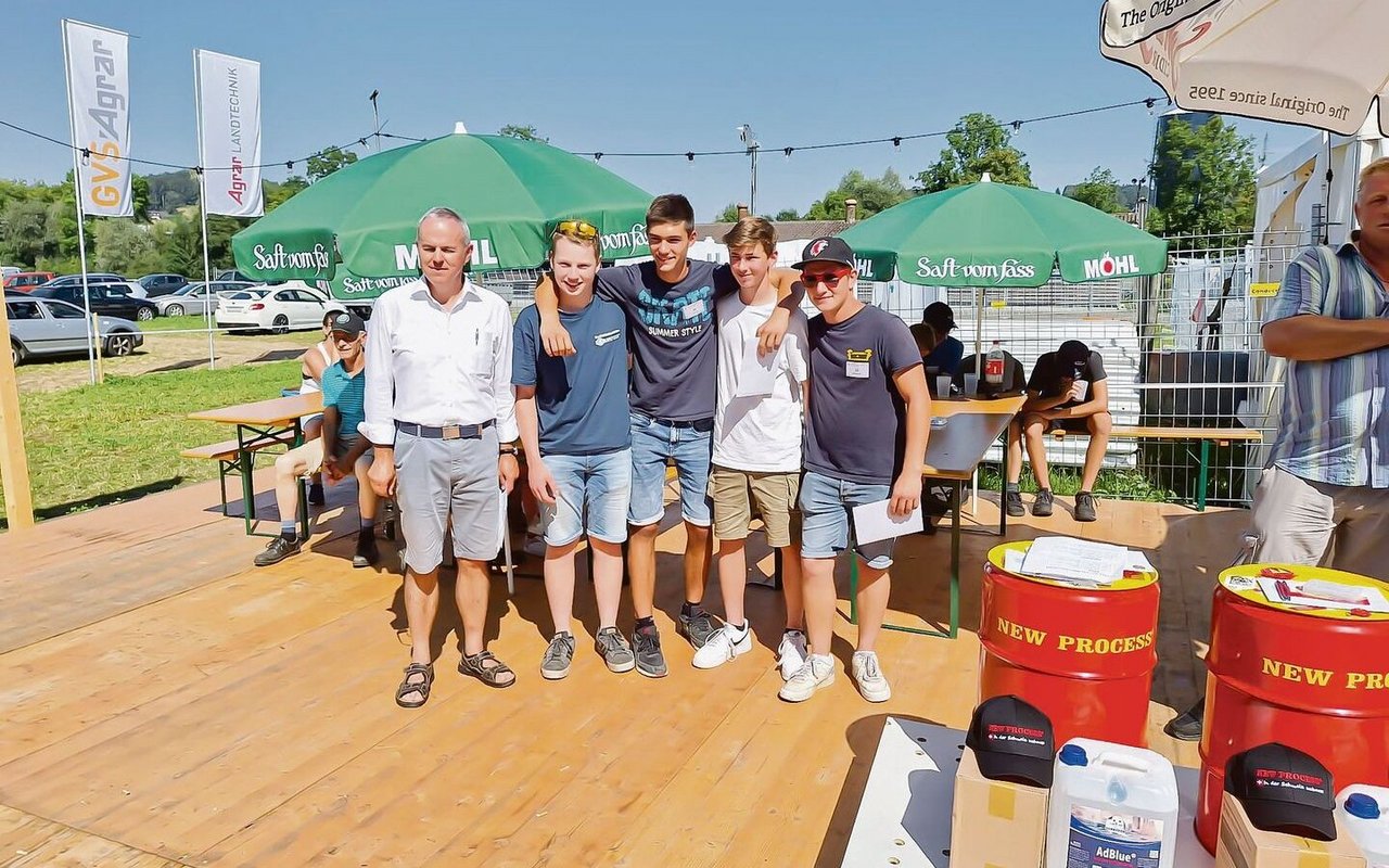 Roman Engeler, Direktor SVLT (ganz links), mit den besten Junioren, darunter Sieger Livio Bucher (2. v. l.).