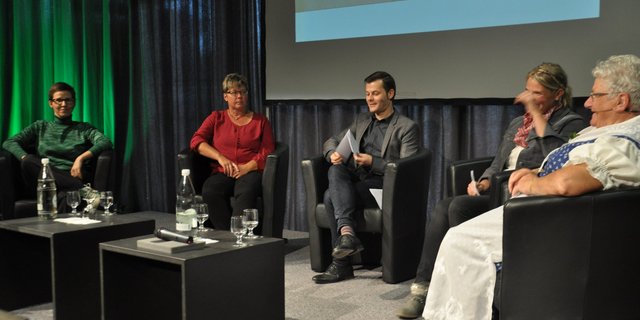 Drei Bäuerinnen, ein Moderator und unsere Landleben-Redaktorin Esther Thalmann (links) diskutierten über die Rolle der Bäuerin. (Bild nb)