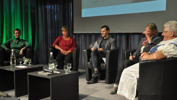 Drei Bäuerinnen, ein Moderator und unsere Landleben-Redaktorin Esther Thalmann (links) diskutierten über die Rolle der Bäuerin. (Bild nb)