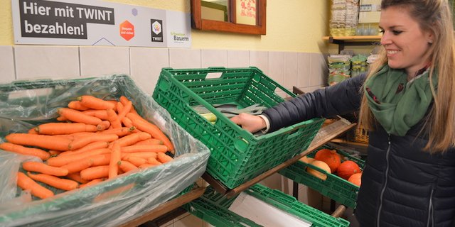 Miriam Haller zeigt ihre Auslage im Hofladen. (Bild asa)