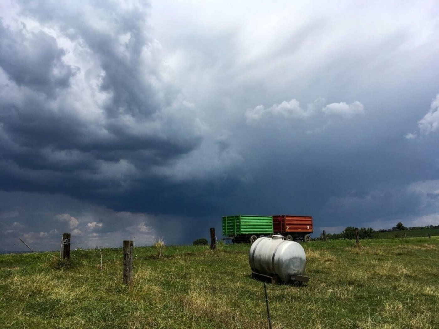 Im Kanton Zürich wurden am Wochenende knapp 1'500 Blitze registriert. Hier ein Bild einer Gewitterzelle im Zürcher Weinland. (Bild Andreas Hostettler/Meteo Swiss)