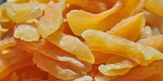 Grassrooted ist vor allem für Food-Save-Aktionen wie die neueste mit getrockneten Mangos bekannt. Der Verein hat mit Rampe21 aber auch einen alternativen Lebensmittelladen mit regionalen Frischprodukten in Zürich eröffnet. (Bild Pixabay)