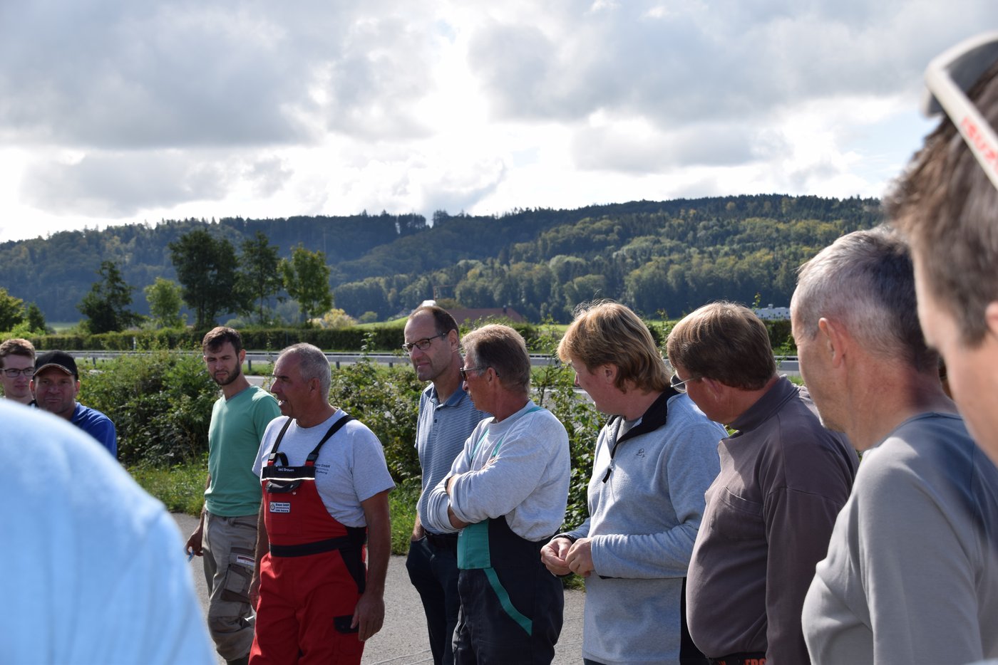 Gespannte Gesichter: Der Erfahrungsaustausch brachte Produzenten und Forschung zusammen. Eine wertvolle Möglichkeit zu deponieren, wo Forschungsbedarf besteht. (Bild Bauernzeitung/Sera J. Hostettler)