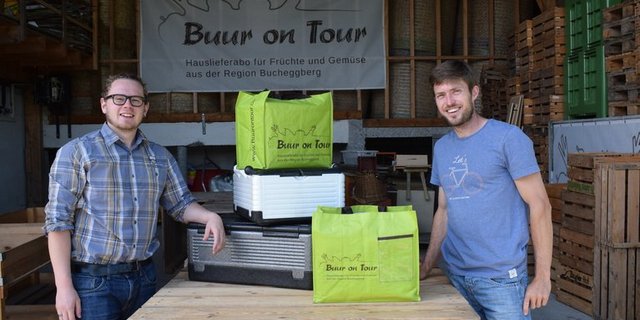 Landwirt Daniel Hasler (l.) setzt auf das Abo-System von André Ziegler (r.). (Bilder ey/zVg)
