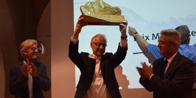 Freut sich über die Auszeichnung für seine Firma: Gomina-Geschäftsführer Bruno Erzinger (Mitte), mit Jury-Präsident Bernhard Russi (links) und Berghilfe-Präsident Willy Gehriger. (Bild jw)