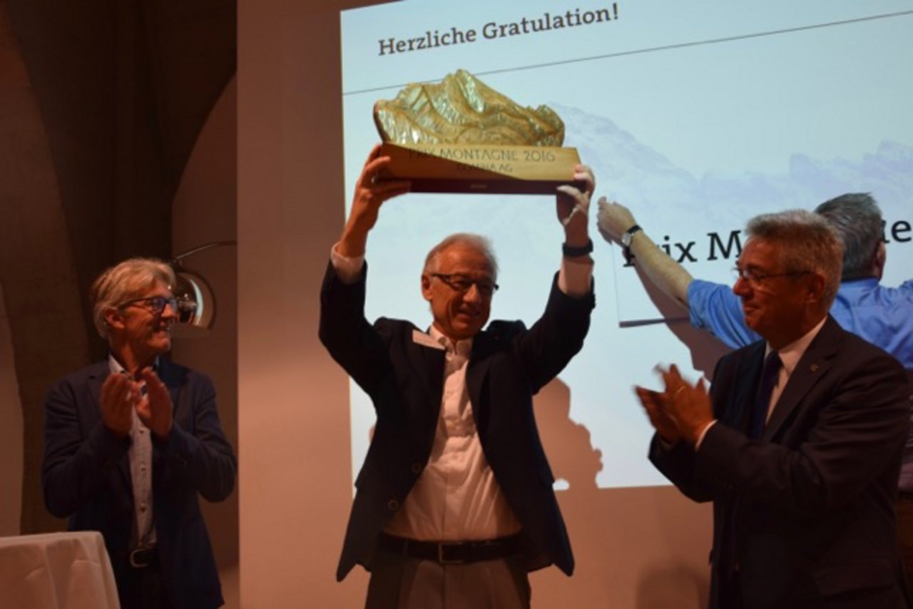 Freut sich über die Auszeichnung für seine Firma: Gomina-Geschäftsführer Bruno Erzinger (Mitte), mit Jury-Präsident Bernhard Russi (links) und Berghilfe-Präsident Willy Gehriger. (Bild jw)