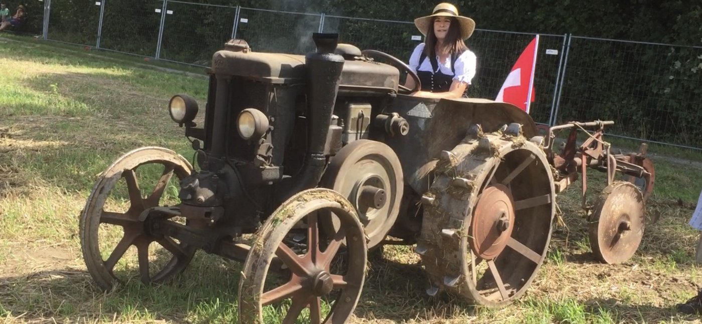 Stefanie Stalder erfreut sie sich an ihrem 2,3 Tonnen schweren Gefährt. Im 3. Gang erreicht der 28 PS starke Velite 8,5 km/h. (Bild zVg)