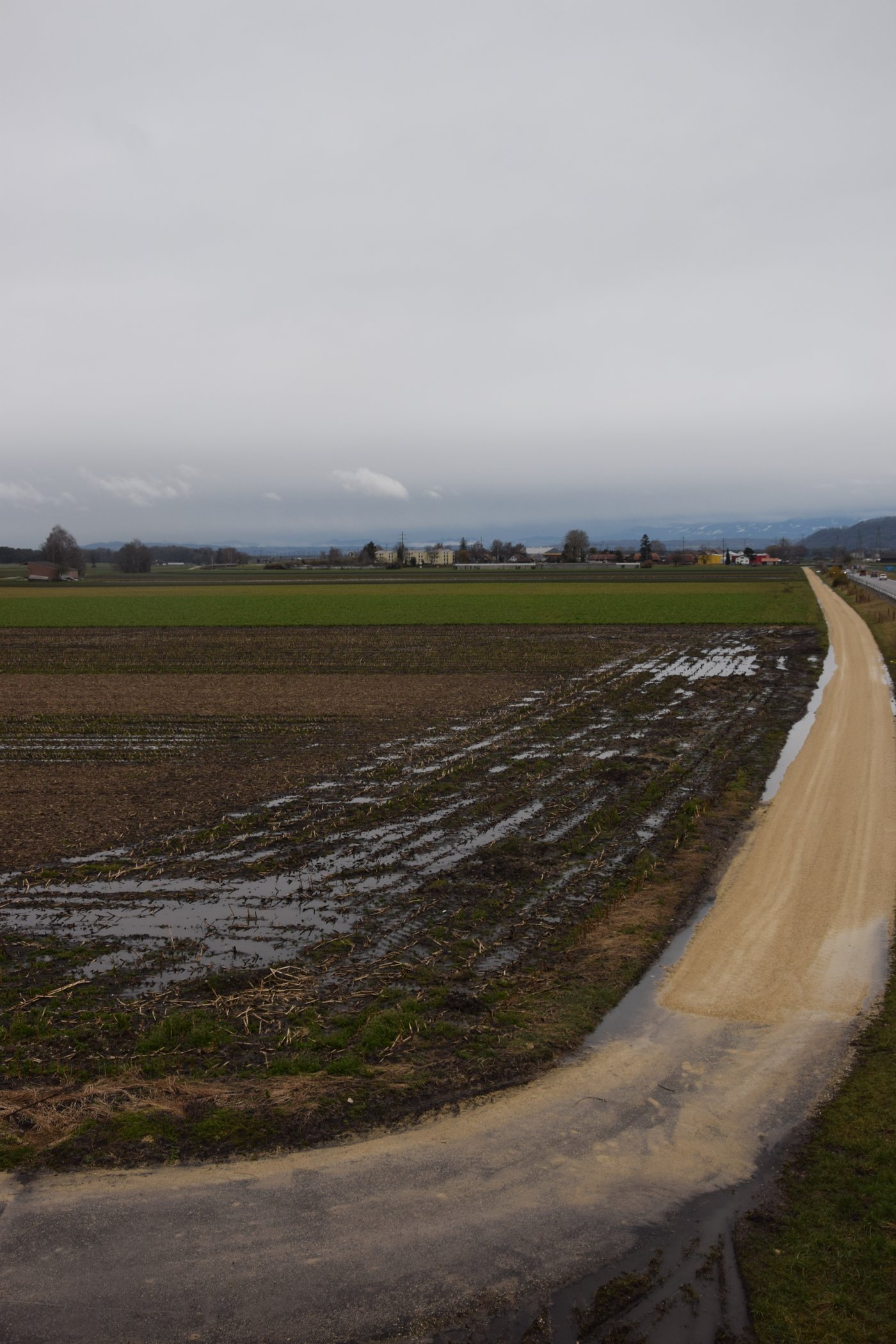 Die Arbeiten im Ackerbau verzögern sich durch das Wetter.