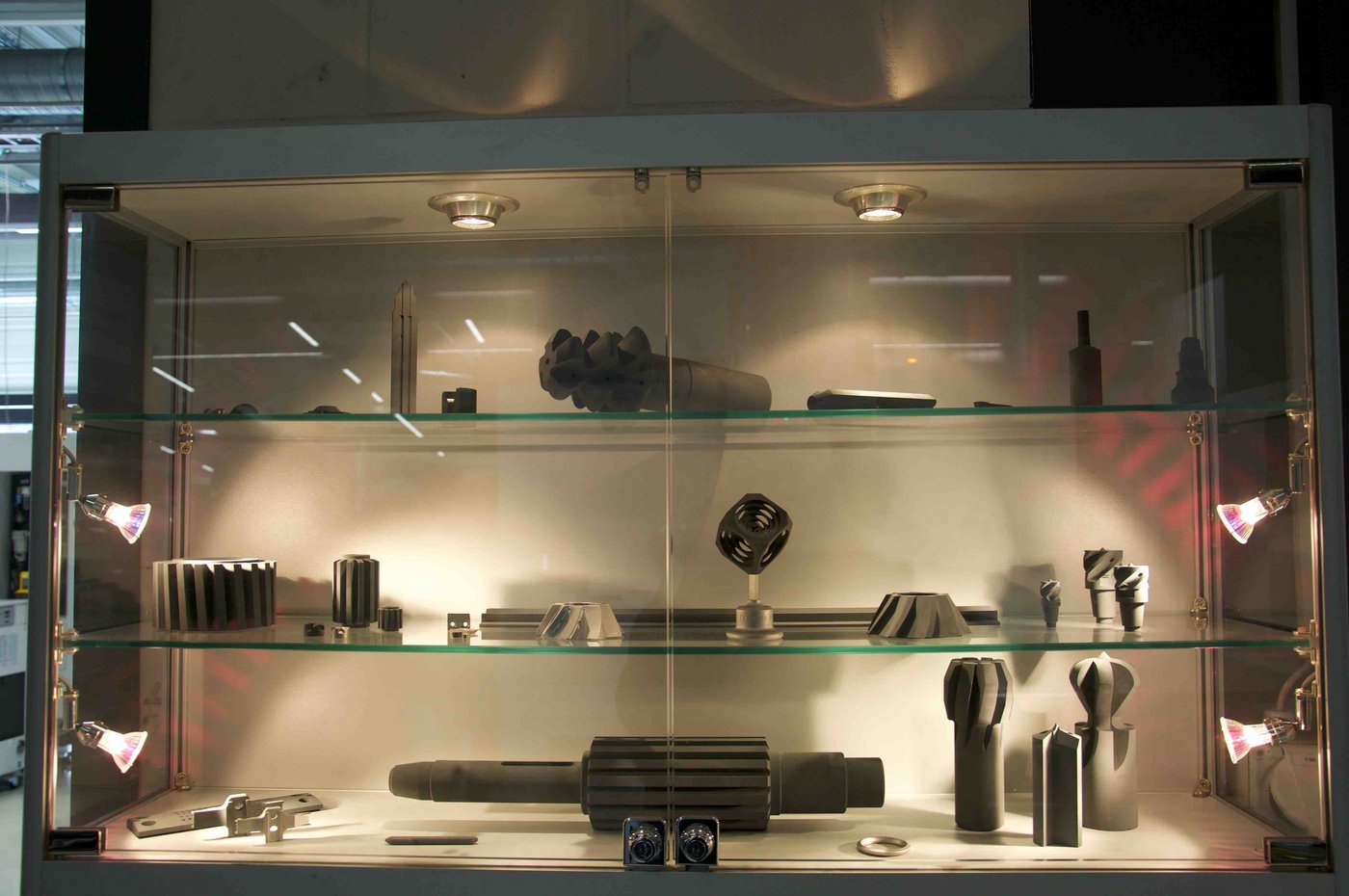 Viele der hergestellten Metallteile dienen als Ausgangsmaterial für Werkzeuge wie Bohrer oder Fräsen. (Bild Fabienne Kolly)