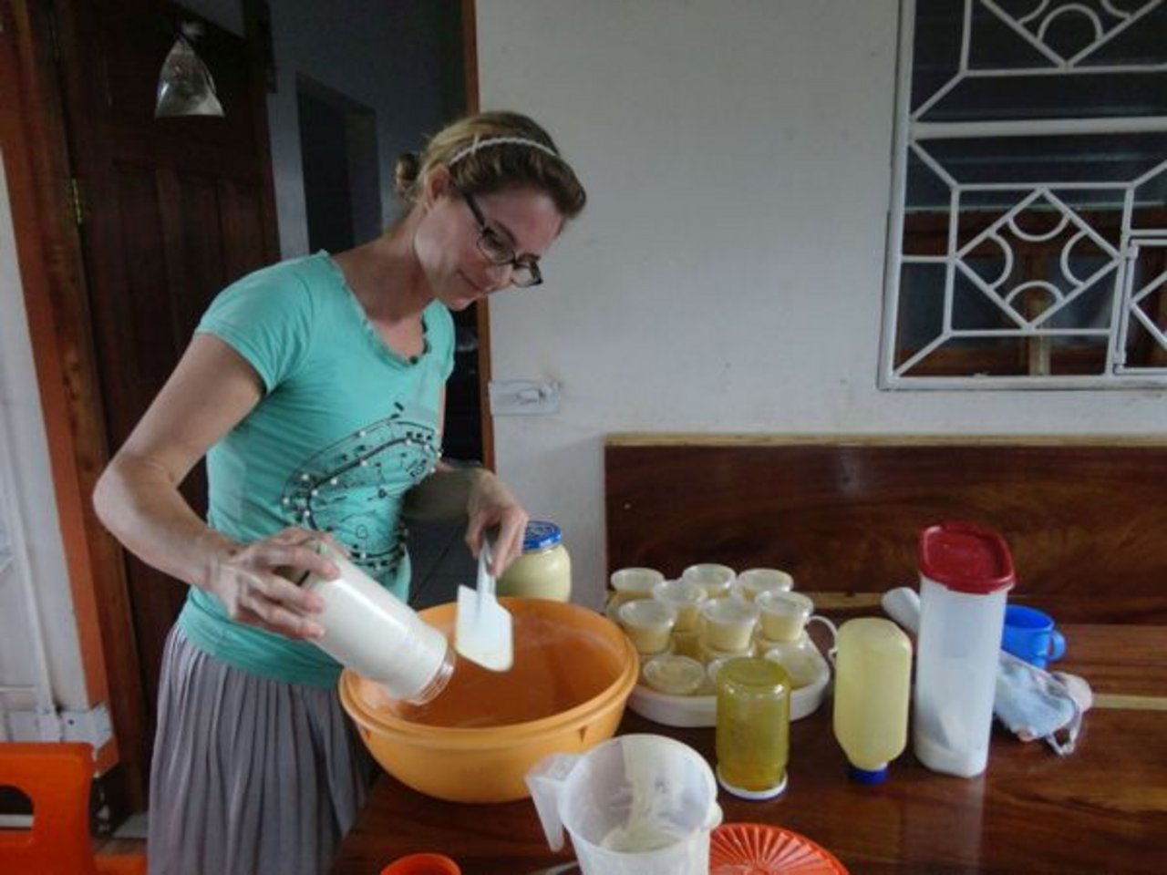 Mirka Lötscher stellt Passionsfrucht-Joghurt für den Markt her: Leider konnte sie diese aber nicht als Einnahmequelle etablieren. (Bild zVg)