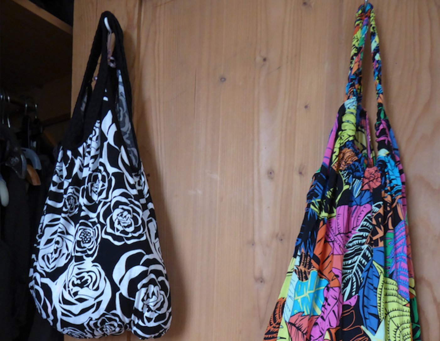 Als Tasche bekommen alte Tops ein zweites Leben.