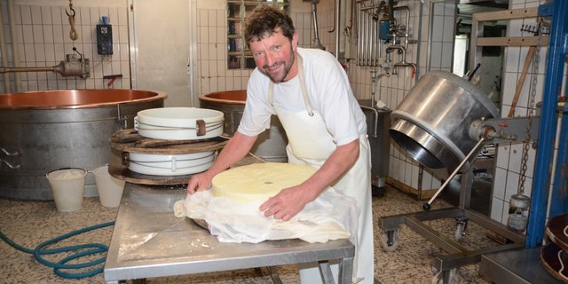 Zu Besuch beim besten Sbrinz-Alpkäser der Schweiz: Res Gut stellt rund 10 t Sbrinz pro Jahr her. (Bilder Josef Scherer)