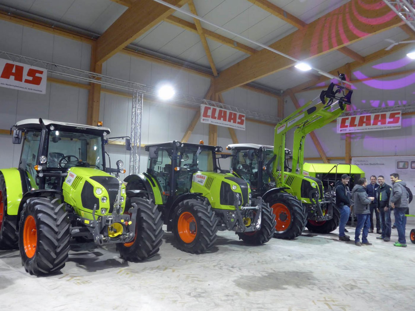 Traktorenparade in der Serco Arena. (Bild akr)