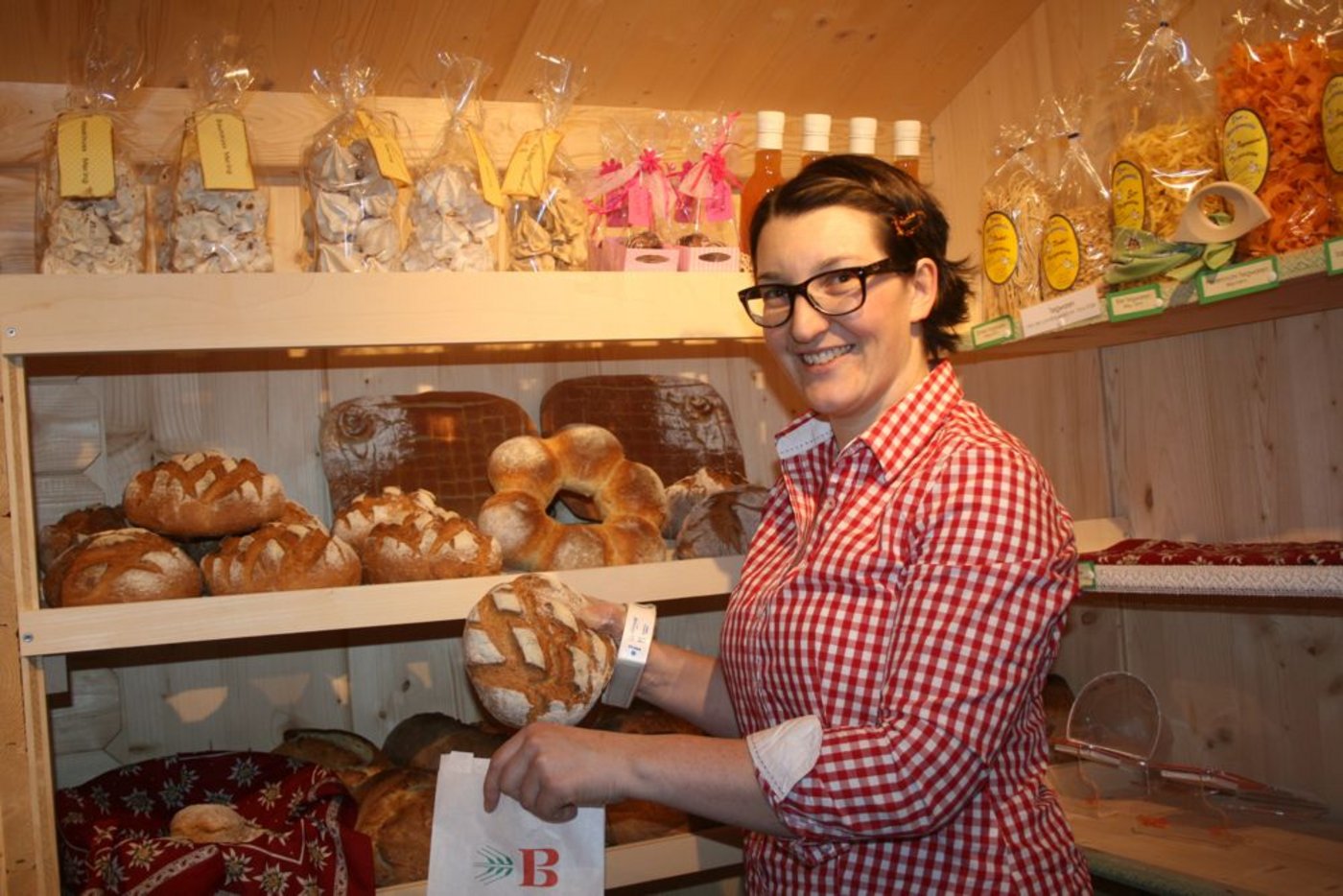 In ihrem Hofladen führt Manuela Mock ein vielseitiges Angebot an frischen Backwaren und weiteren Produkten vom Hof. (Bild vp)