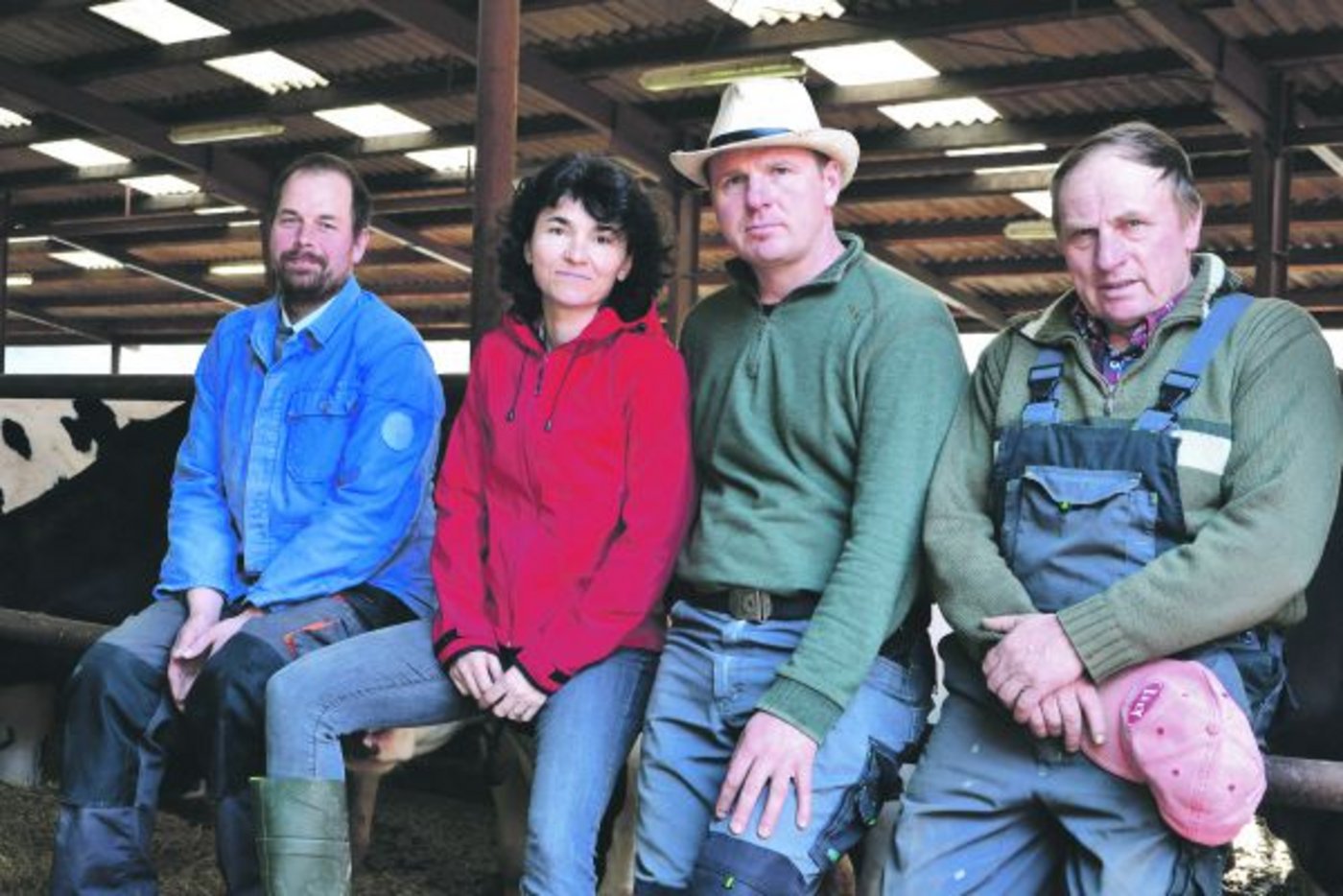 Josef (rechts) und Milan (Zweiter von rechts) Basik: Einst hatten sie nichts, jetzt haben sie eine Kuhherde mit 70 Tieren.