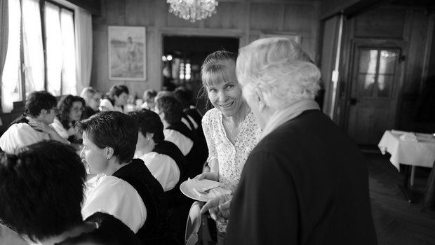 «Empathie ist eine Voraussetzung für Gastronomie und Pflege»: Elsbeth bei einer Geburtstagsfeier vor ein paar Jahren in ihrem Gasthaus.(Bild Pinaki)