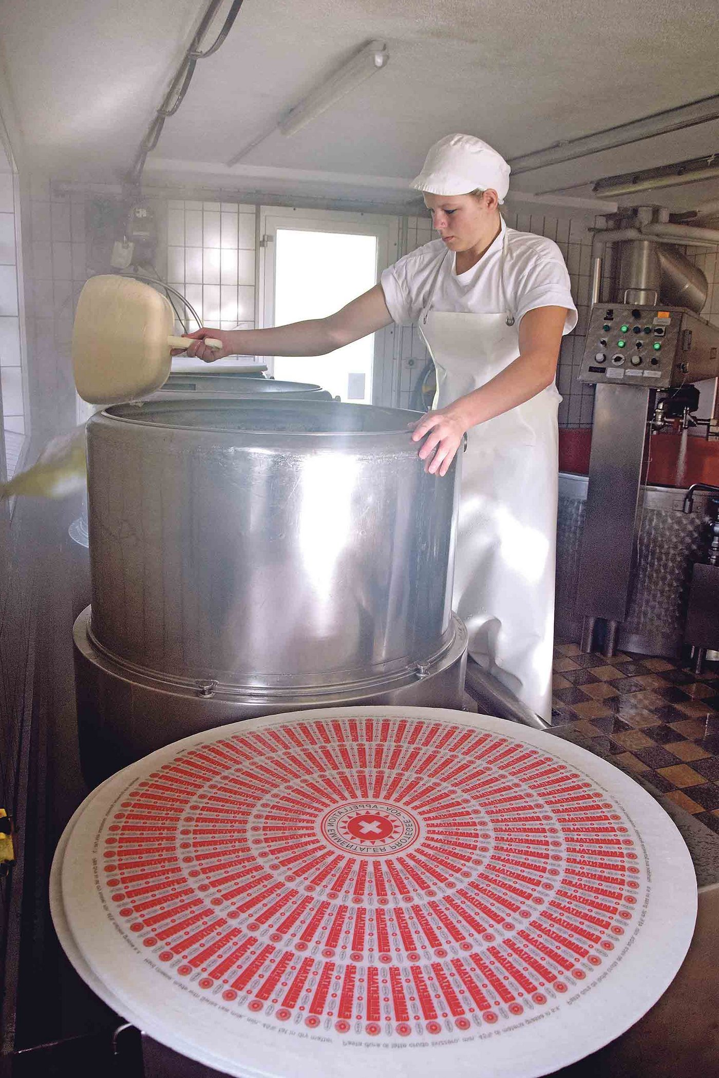 Milchtechnologin Martina Wenger produziert daraus Emmentaler und ...