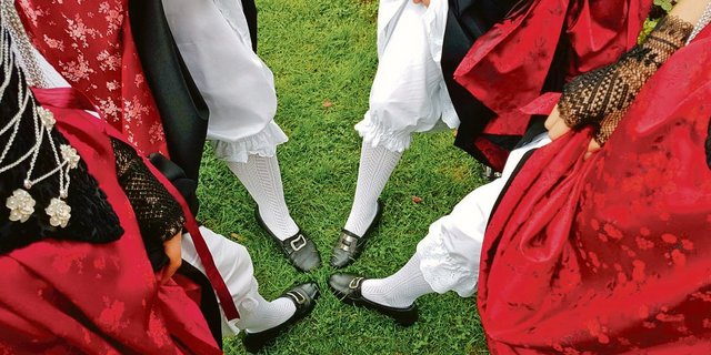 Singen und Tanzen täte gut, wenn man denn dürfte. Viele Proben werden abgesagt, auch Konzerte und Vorstellungen können nicht stattfinden. Das schadet der Kultur und dem Brauchtum. Der Bund eilt den Organisatoren nun mit Geldern zu Hilfe. (Bild Danielle Zaugg)