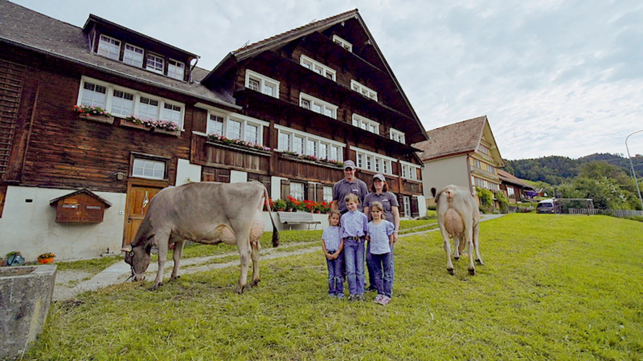 Walter Rhyner und seine Familie aus Hoffeld SG machten auch in einem Rassenpromotion-Video von Braunvieh Schweiz mit. Ihre Braunviehkühe sind milch- und exterieurmässig top. (Bild Braunvieh Schweiz)