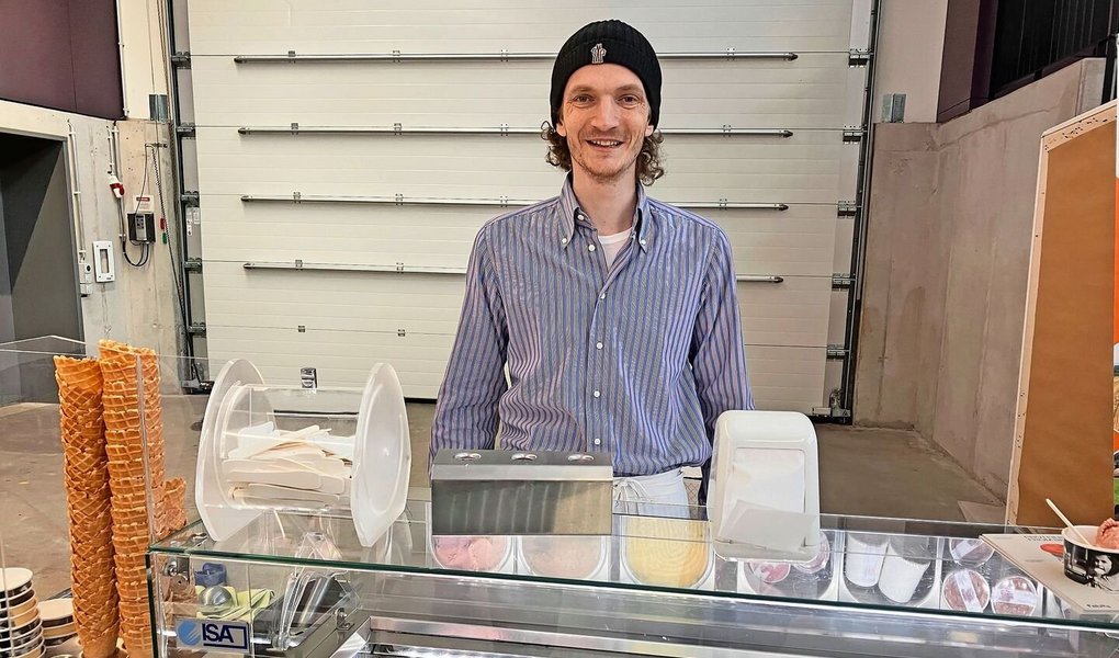 Valentin Sigrist aus Bühler AR stellt unter anderem vegane Glace her. Die Basis aus Ackerbohnen liefert das Startup Fabas.