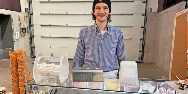 Valentin Sigrist aus Bühler AR stellt unter anderem vegane Glace her. Die Basis aus Ackerbohnen liefert das Startup Fabas.