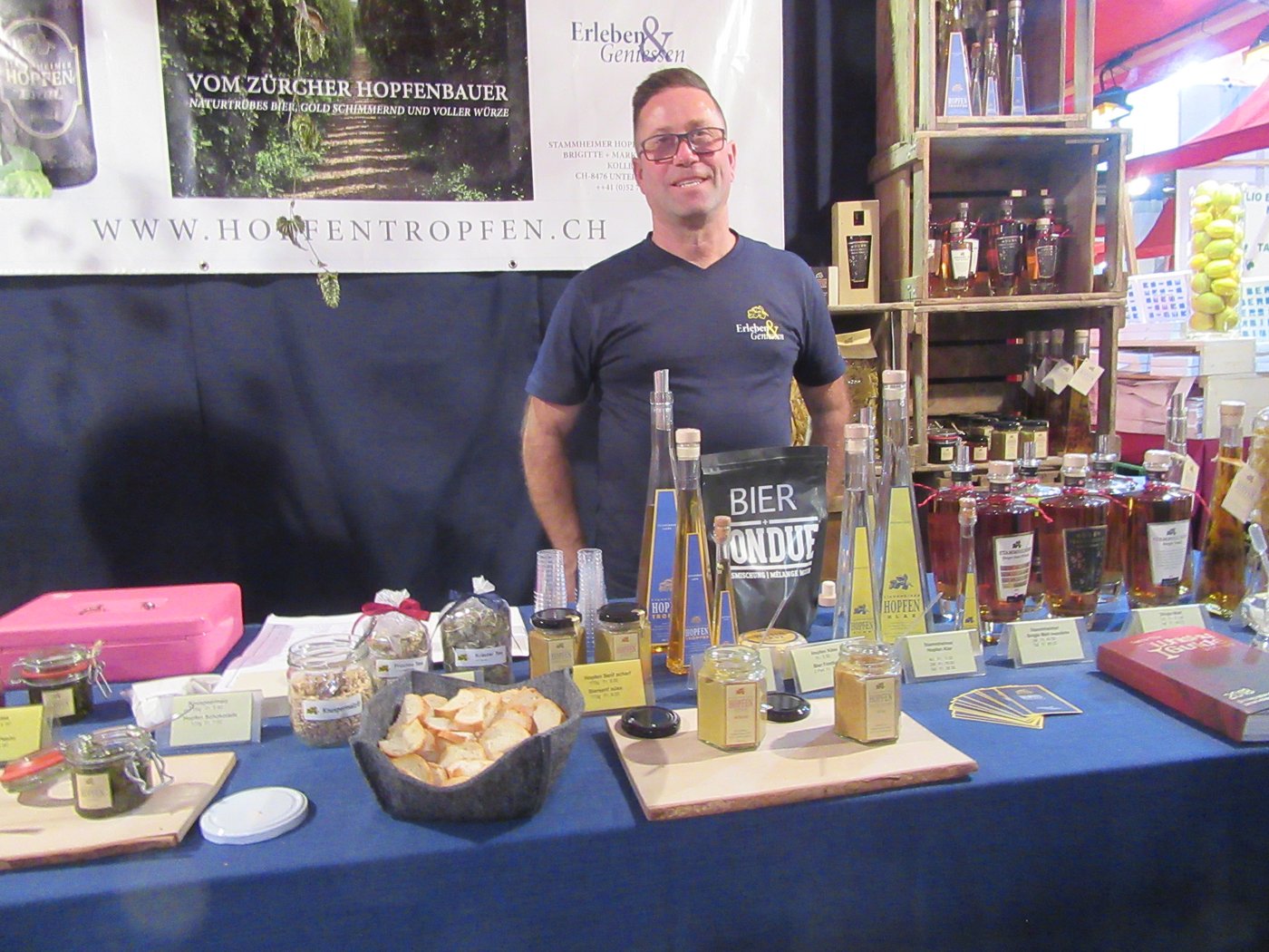 Markus Reutimann, innovativer Hopfenbauer aus dem Stammertal, versuchte die Besucher für sein fixfertige Bierfondue-Mischung zu begeistern. Zahlreiche seiner selbstentwickelten Produkte hat er zur Verarbeitung an fachkompetente Partner ausgelagert, so den Hopfenkäse, die Praliné oder die verschiedenen Kosmetikprodukte. (Bild Margret Rinderknecht)