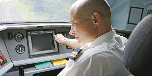 Daniel Zürcher sieht es als Privileg, dass er einerseits selbstständig als Landwirt agieren kann und doch als Lokführer bei der SBB angestellt ist.(Bilder Benildis Bentolila)