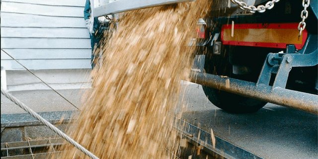 Energieholz gibt es in der Region im Überschuss. Deshalb braucht es mehr grosse Holzheizungen mit Wärmeverbünden. (Bild Lignum)